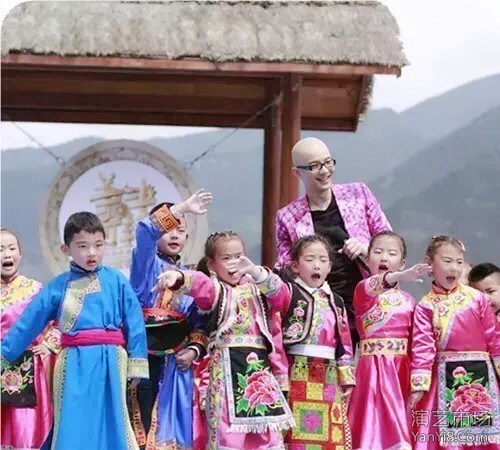 平安随节目云南慰问演出 与羌族孩子合唱