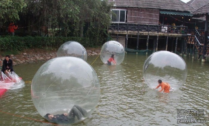 水上悠波球草地悠波球透明充气球水上游戏不一样的乐趣