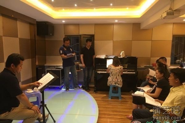 甘肃省歌剧院邀请歌唱家张峰来兰指导《弄臣》排练