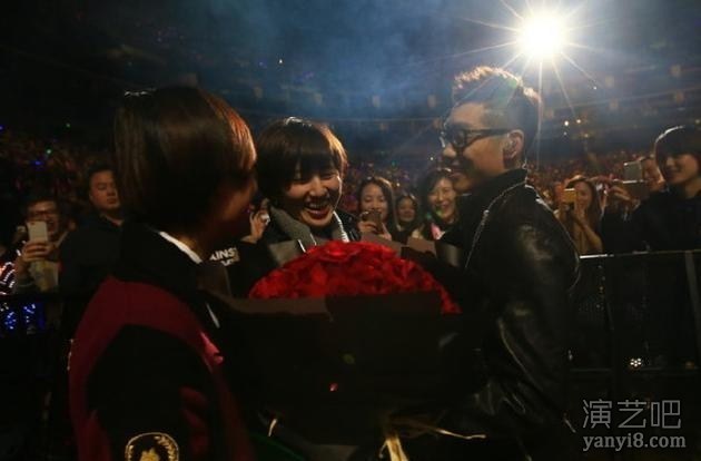奥运冠军许昕在杨宗纬演唱会上向女友求婚