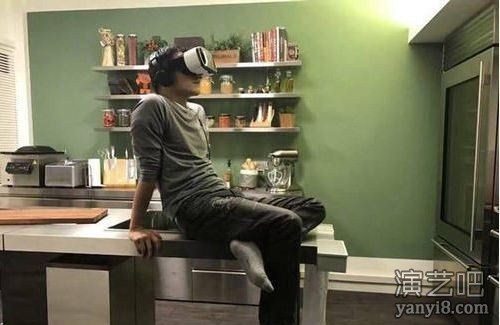 谢霆锋变迷弟 戴VR眼镜在家看王菲演唱会