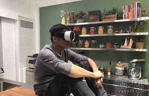 谢霆锋变迷弟 戴VR眼镜在家看王菲演唱会