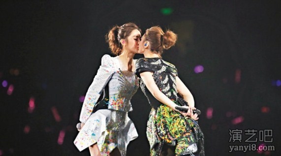 Twins广州演唱会公开接吻表白 庆祝组队16年.图