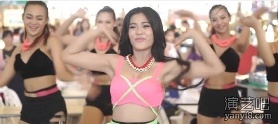 泰国性感女歌手推新MV 网民：坐等总理表态