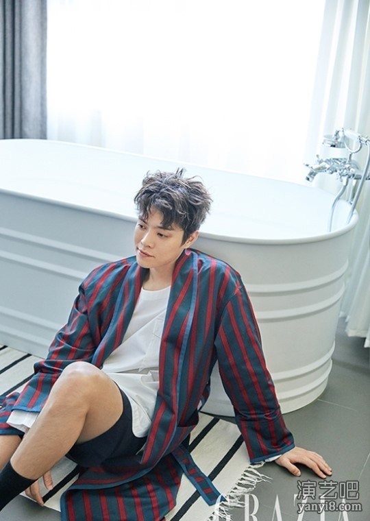 韩歌手Eddy Kim拍时尚杂志 穿浴袍展不羁个性