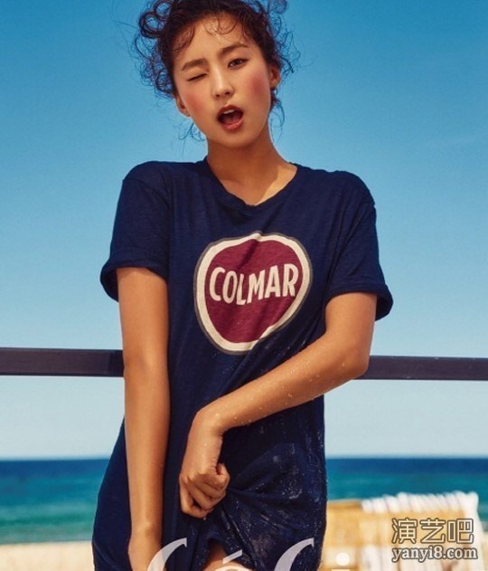 韩国女艺人尹宝拉拍杂志写真性感身材抢镜