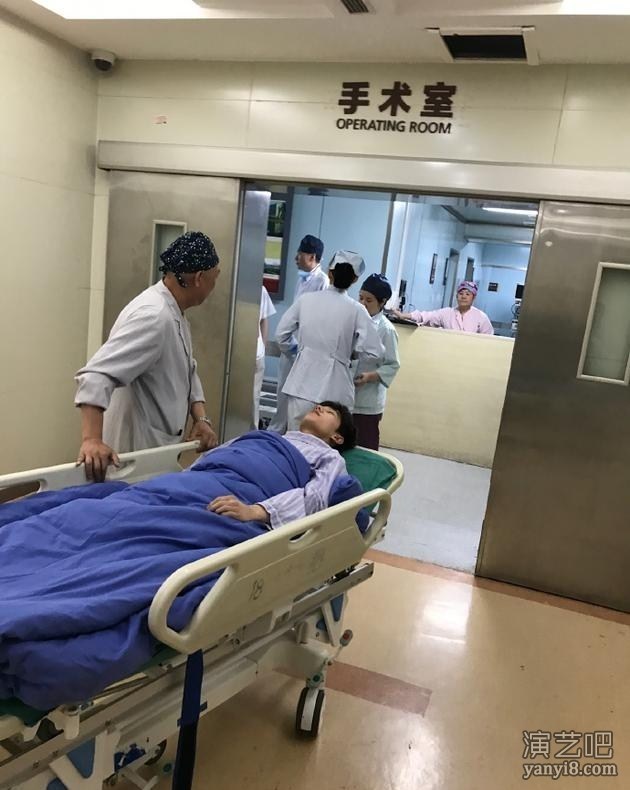 杨洋进手术室照片曝光 网友呼吁尊重艺人隐私