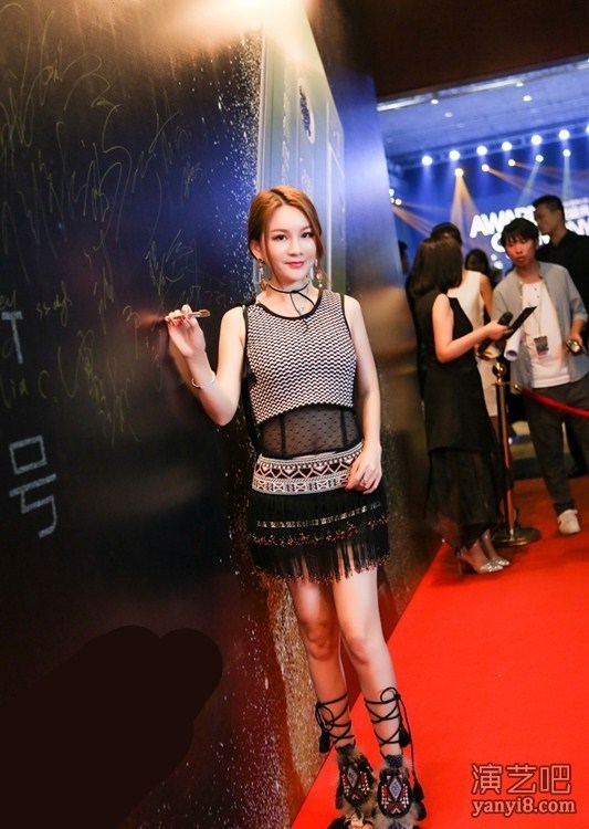 歌手陈宝欣穿着清凉现身活动 曾客串《欢乐颂2》
