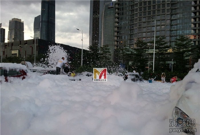想在夏天看下雪的效果明狮泡沫派对喷射泡沫