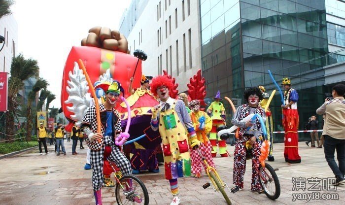 单车小丑高跷小丑巨型人偶不倒翁圣诞老人女郎魔术气球