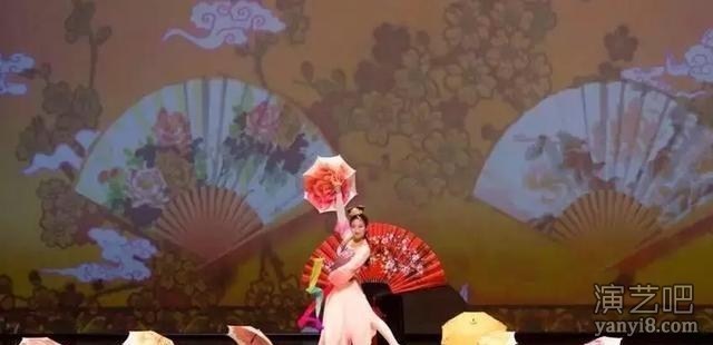 江西省杂技团转碟演出女子柔术表演快乐厨房演出耍花坛