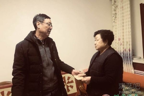 甘肃演艺集团总经理张明和艺术总监胡豫川带队慰问离退休老同志