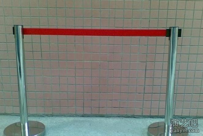 深圳隔离带1米线伸缩带钛金色红挂绳礼迎宾栏杆柱出租赁