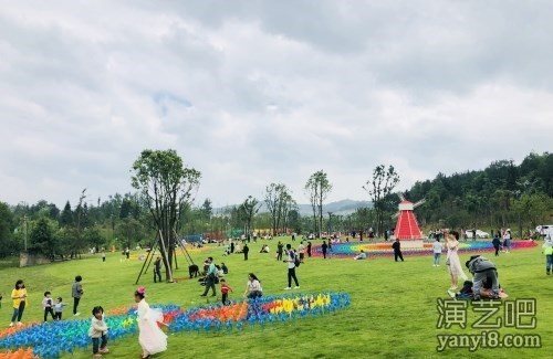 全国首家七彩风车节设计团队 地面风车造型设计 风车走