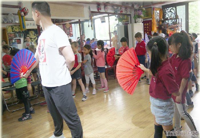 看！爱思瑟国际学校学生成都游学芙蓉门体验是走马欢花