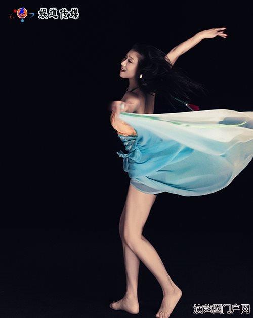 中国舞蹈家夏冰夜空中绽放的旋律