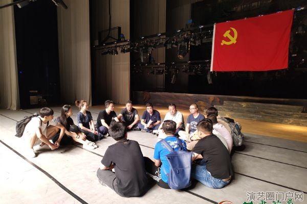 甘肃省歌舞剧院《丝路花雨》巡演党小组开展“不忘初心、牢记使命”主题教育学习