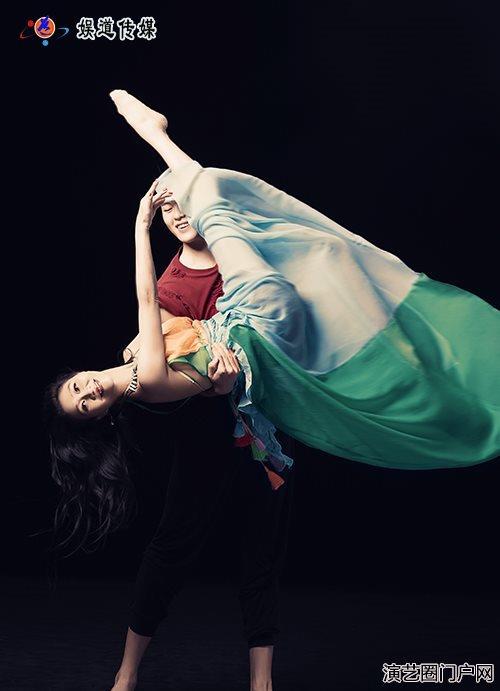 中国舞蹈家夏冰夜空中绽放的旋律