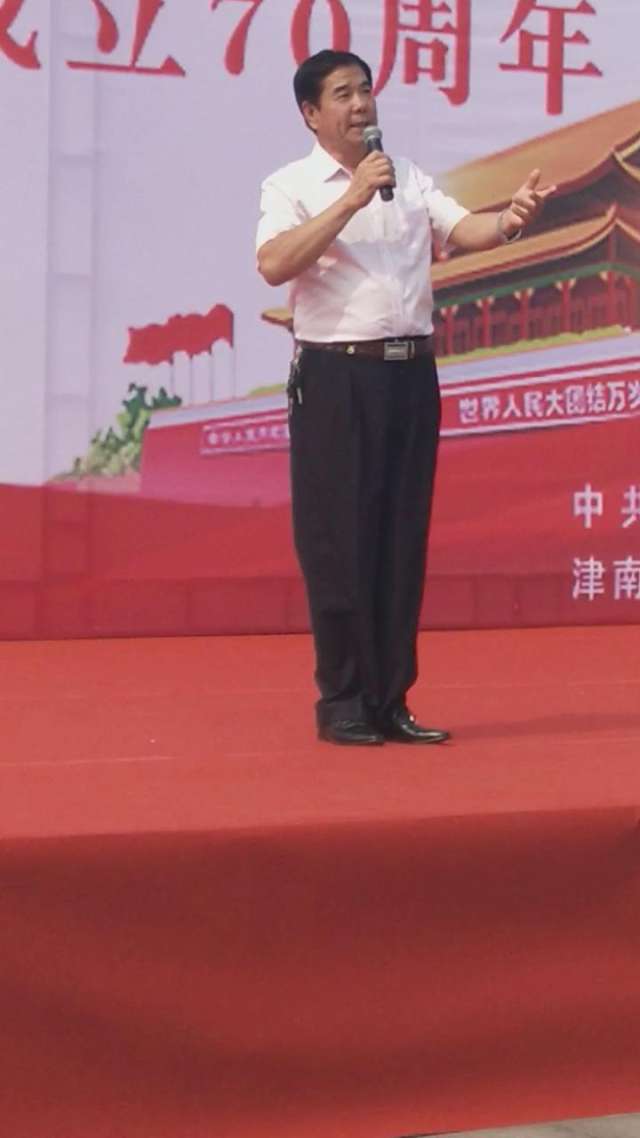 天山海世界米立方庆祝中华人民共和国成立70周年文艺演出。小站镇阳光合唱团演出。