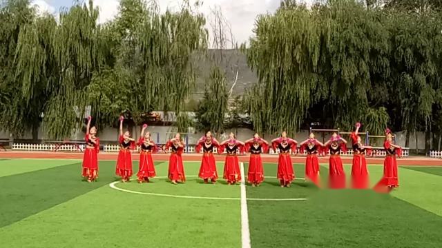 永芳艺术团在绿草坪上演出新疆舞蹈《可爱的一朵玫瑰花》