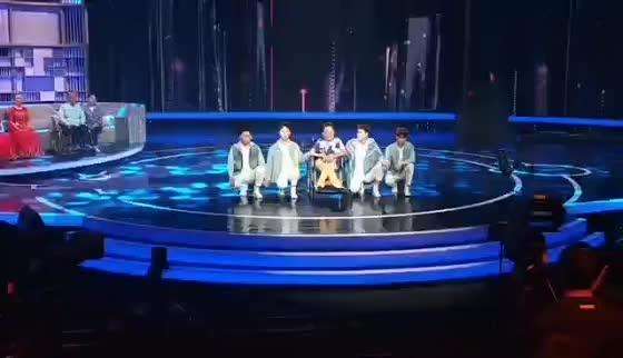 残疾流浪歌手孟伟登上央视舞台激情演出《朋友》