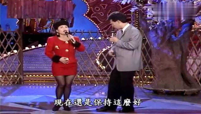 千万不能让陈小云和费玉清同台演出，笑到无法自拔，屁股不痛吗？