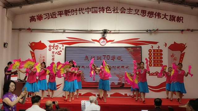 扇子舞《张灯结彩》演出东风村舞蹈队，领舞于会香，李凤燕等。拍传金光&hellip；