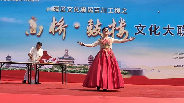 庆祝国庆文艺演出女高音独唱，宁波市中山广场姜文定拍摄2019年9月24日。