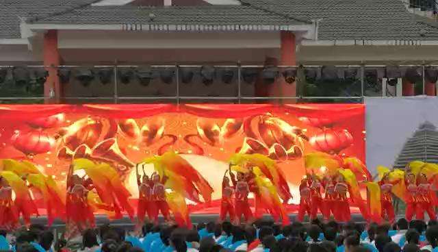 黔东南凯里学院附中艺术团和黔东南州老年大学舞蹈五班联合演出《欢聚一堂》