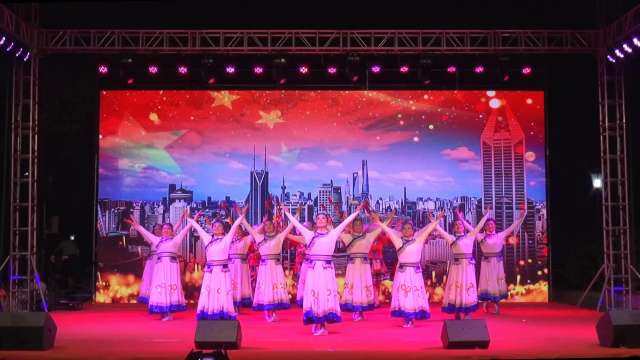舞蹈: 幸福中国一起走. 演出单位: 常青花园三社区各舞蹈队. 指导: 江山川