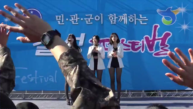 韩国女团军队演出，台下兵哥哥大声嘶吼，网友：太热情！