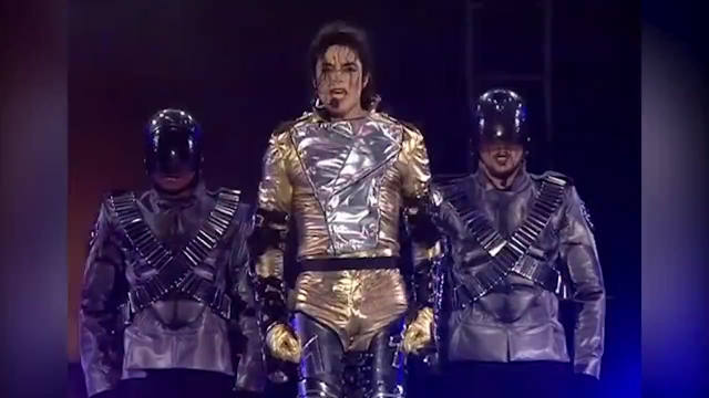 当年迈克尔杰克逊演出现场，粉丝狂热的画面，很少有明星能做到！