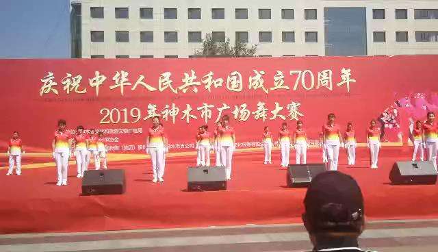神木国标舞协会的美女们演出《最美的中国》