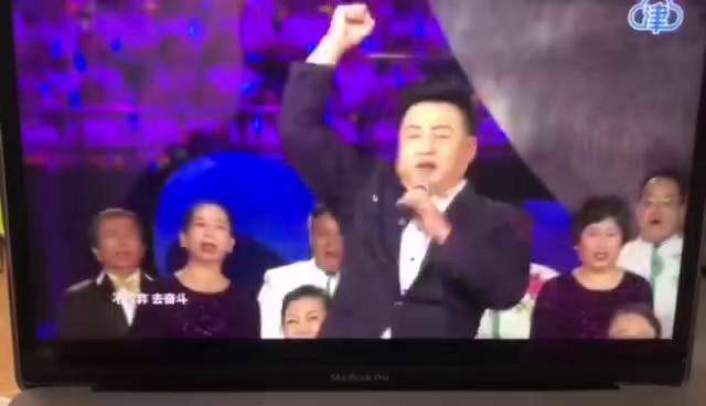 中国内地盲人一线歌手刘涛在残疾人全运会闭幕式上的演出现场实况。