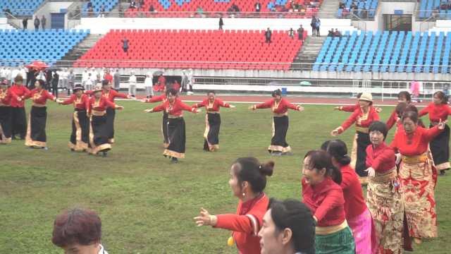 汉中锅庄舞俱乐部在汉台区职工运动会开幕式上演出