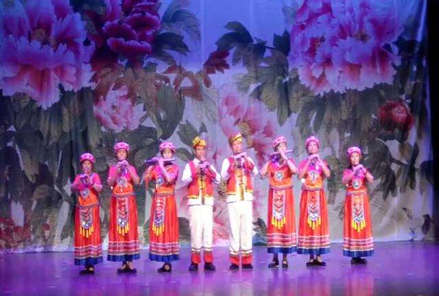 岭南新世界艺术团在文化公园公益演出，葫芦丝合奏（红梅赞）
