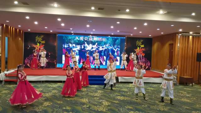 峭峰视频9／22金璞 《赛乃姆》上海久爱公益舞蹈队在阿凡提二十周年庆典上演出