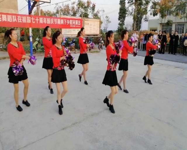 浩口红月亮舞蹈队庆国庆70周年下艾桥墩村演出视频（二）