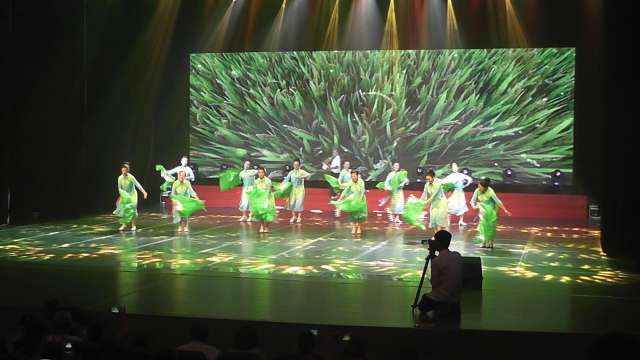 舞蹈《在希望的田野上》演出单位：太湖县老年大学