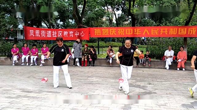 热烈庆祝国庆70周年！南京52十双轮空竹队演出