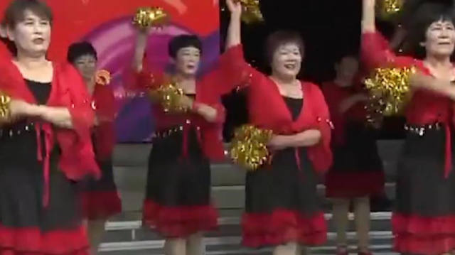 热门广场舞演出，配乐《红火火的中国甜美美的家》，值得一看！