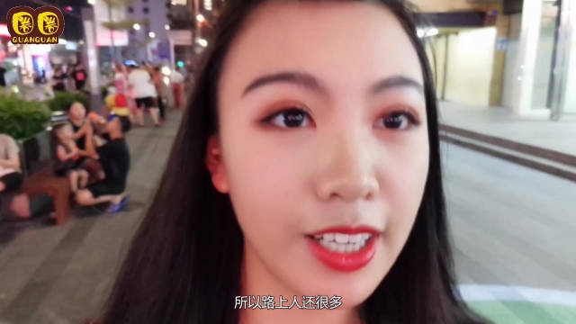 美女演出完回家时偶遇真人版的极限挑战，很想玩但还是选择回家