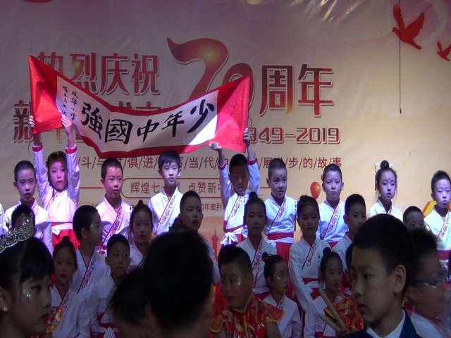 哈尔滨市风华小学二年级啄木鸟七班大合唱演出