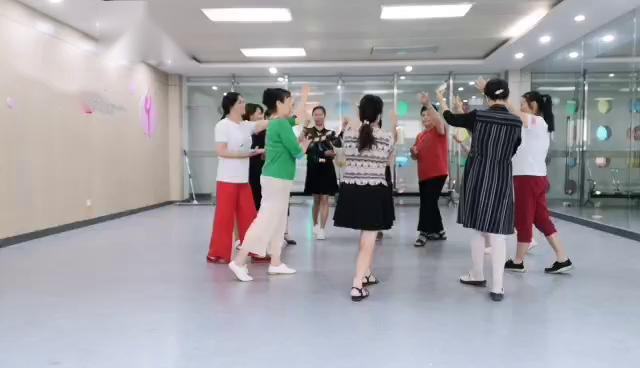 舞灵美娜子广场舞《十送红军》本月27日演出，今天第一天排练。12人变换队形