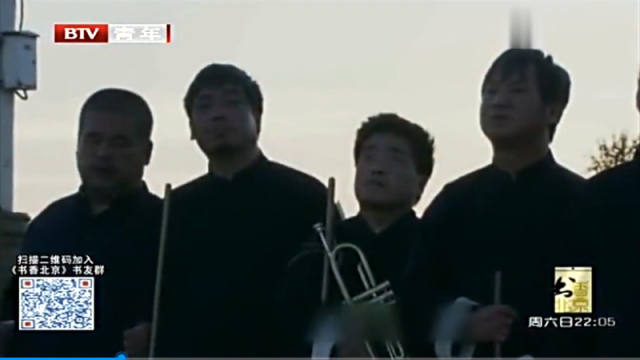 十年前他们是卖唱的盲艺人，十年后他们登上了北京的大舞台演出，他们终于实现了天安门看升旗的愿望