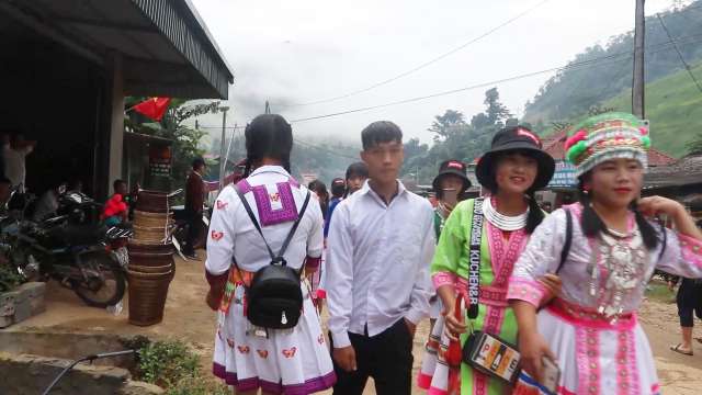 越南苗族姑娘国庆节去集市看演出
