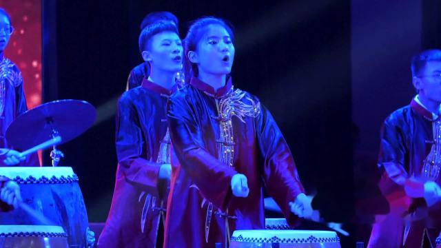 民族打击乐《中国少年 盐中腾飞》助力盐化中学建校五十周年庆典演出