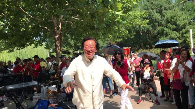 《美丽的草原我的家》，北京健康之声合唱团十团迎国庆艺术节开幕式上的演出视频