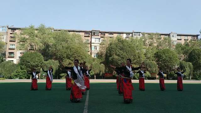 新疆天山韵锅庄舞团 庆祝建国70周年演出锅庄舞《毛主席的光辉》