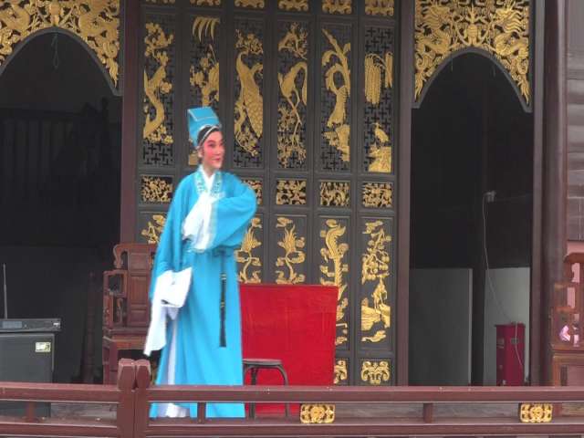 越剧【追鱼】选段，郑波飞饰张珍、姚爱芬饰鲤鱼，宁波市梁祝文化公园演出。